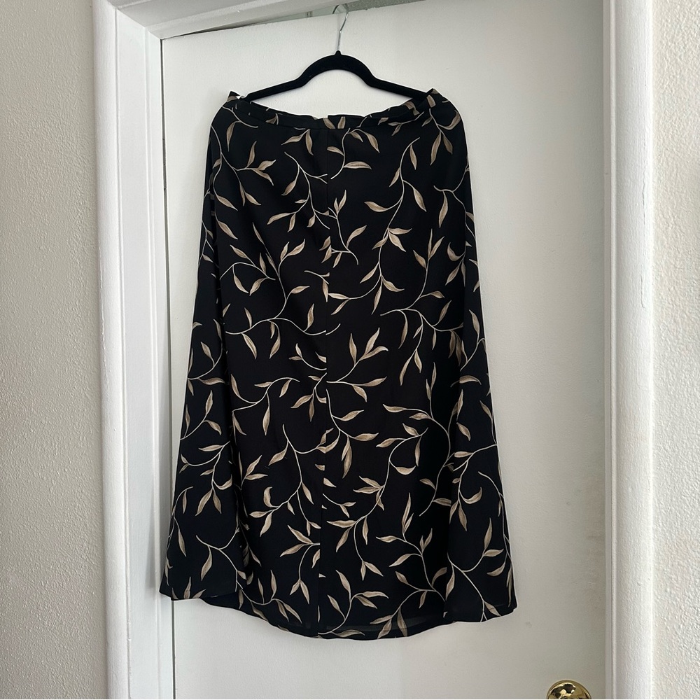 Elegant Black and Cream Leaf Print Maxi Skirt
